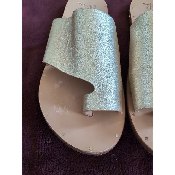 Beek Leather Toe-ring Sandal Gold Women's Size 7 Rare Discontinued - Picture 2 of 16